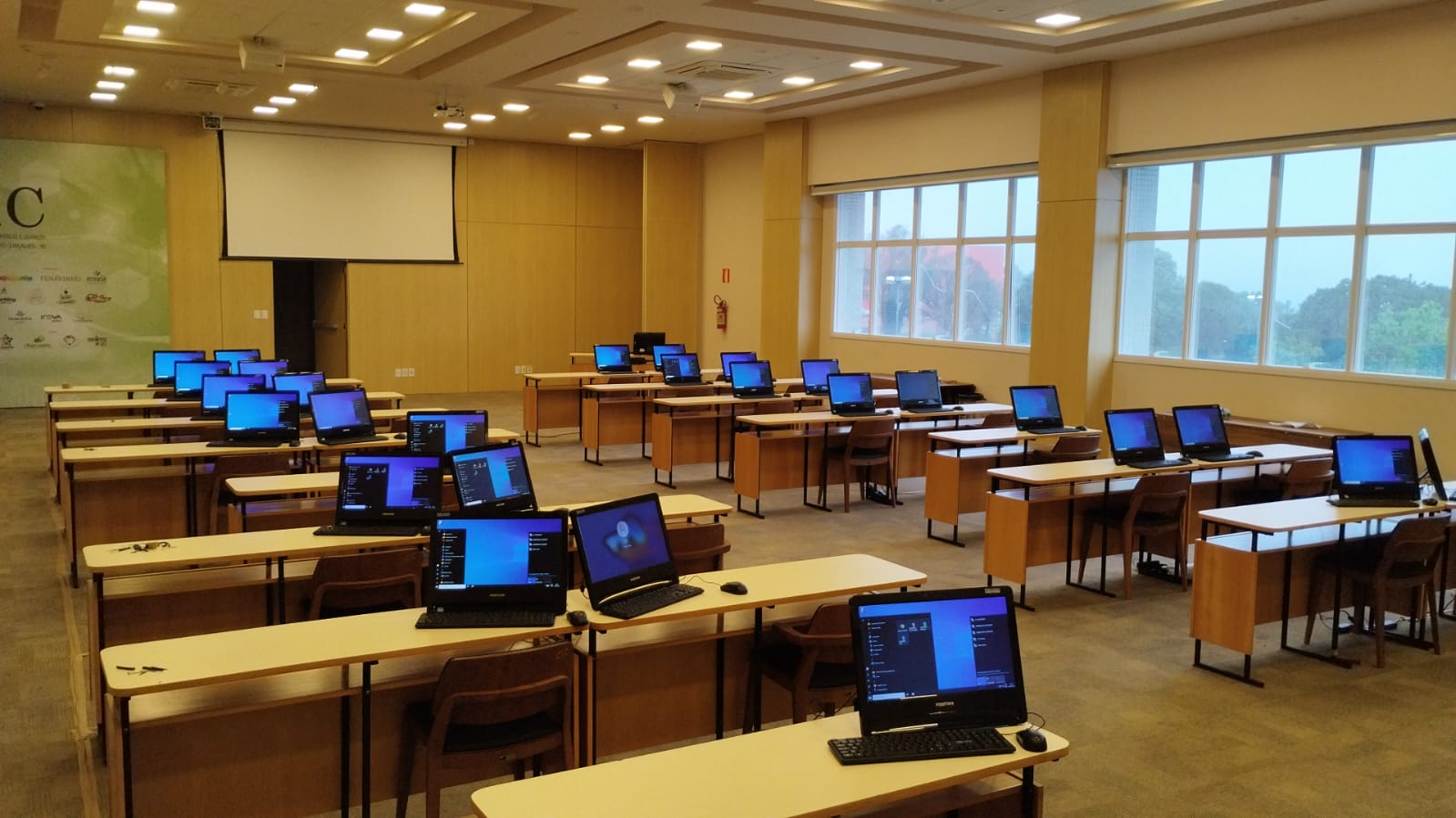 Sala de treinamento equipada com notebooks