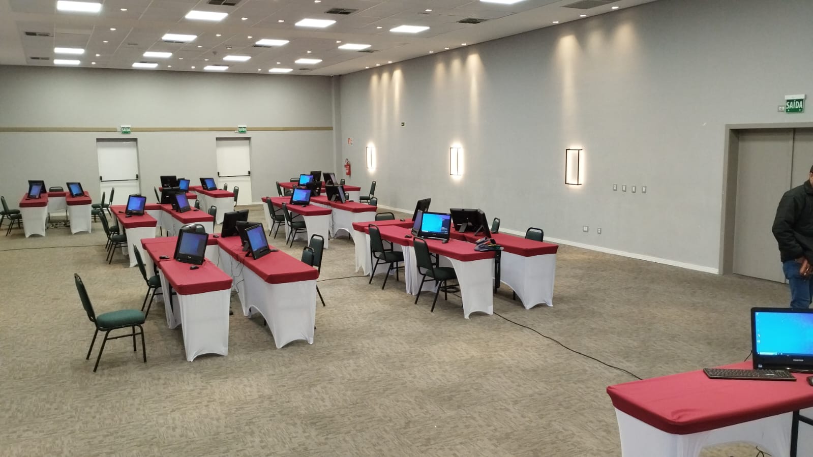 Estações com computadores preparadas para atendimento