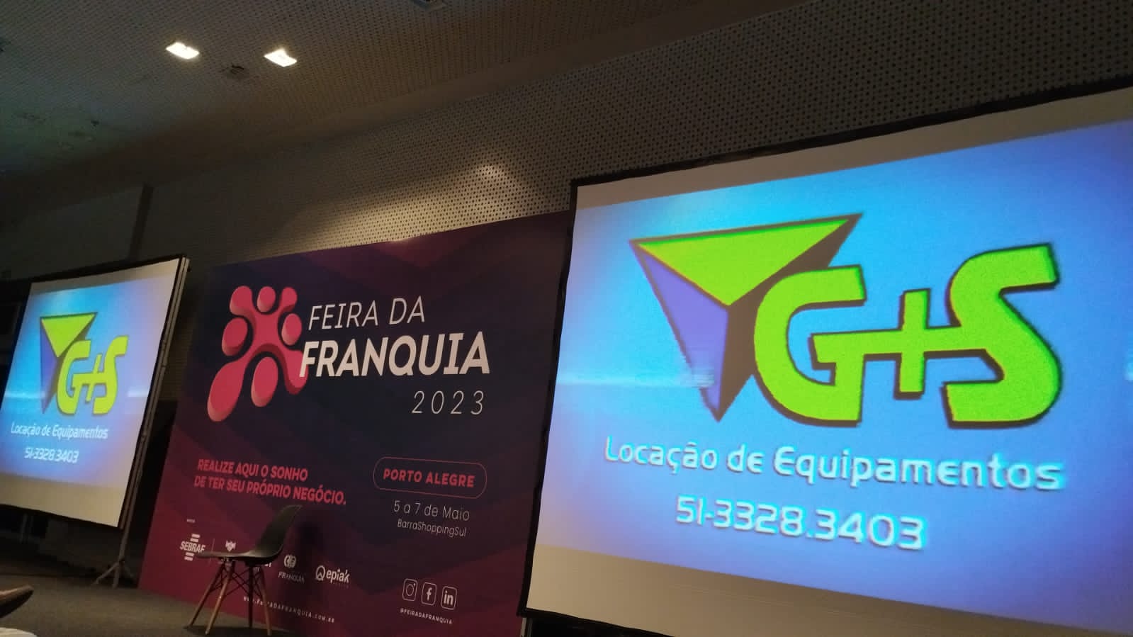 Telas de projeção instaladas em uma feira