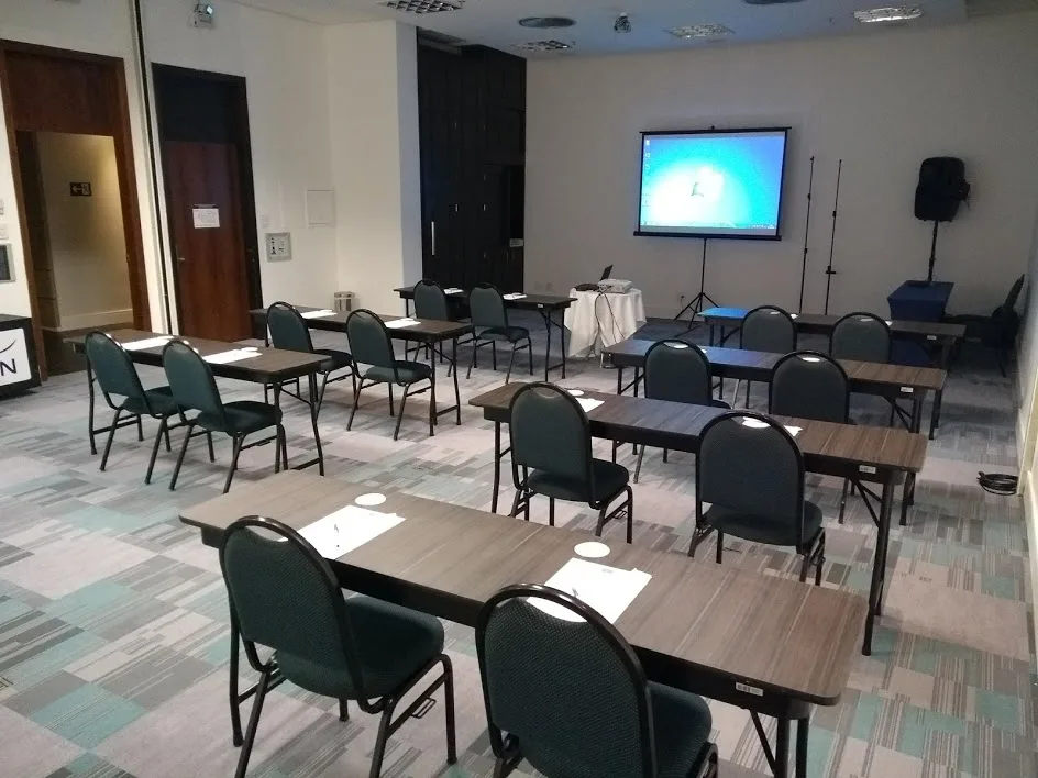 Sala de aula com projeção e sonorização