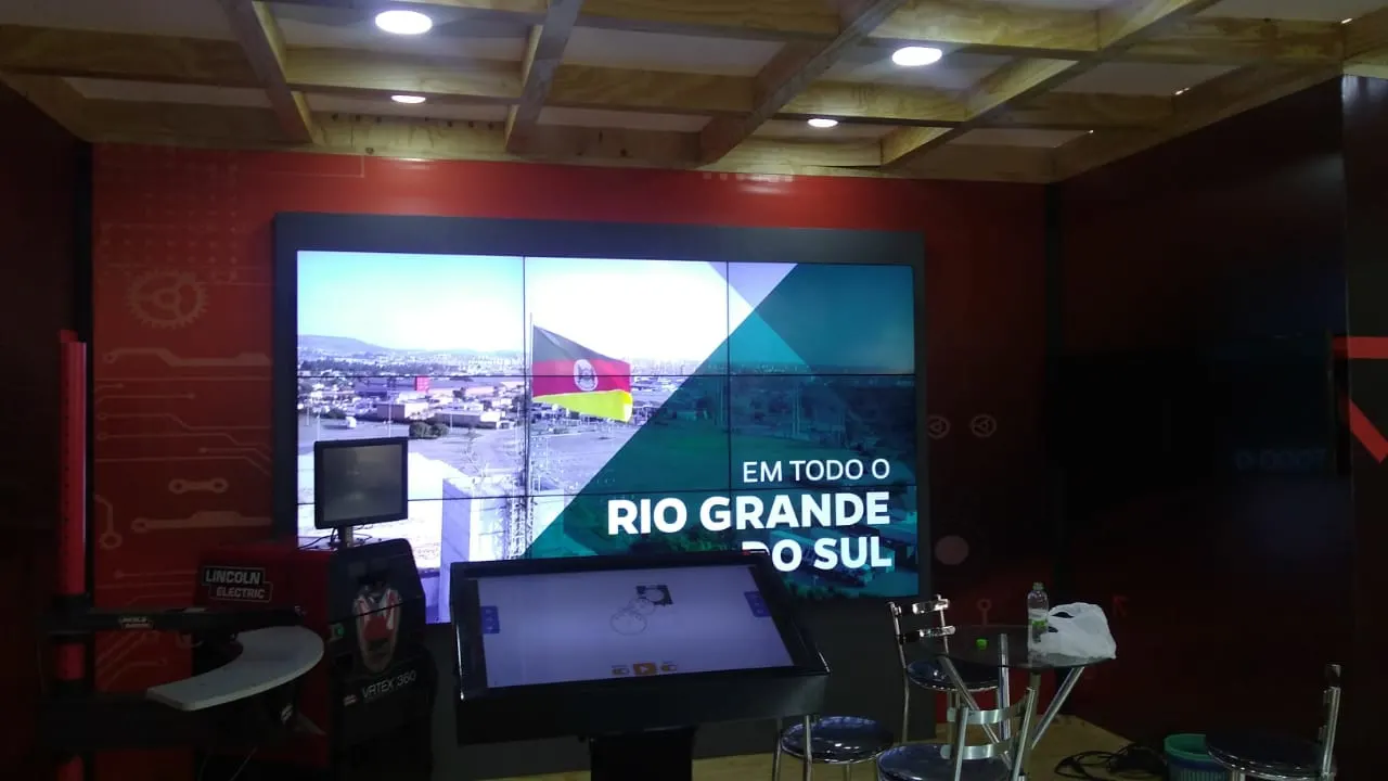 Painel de vídeo e equipamento interativo em um evento