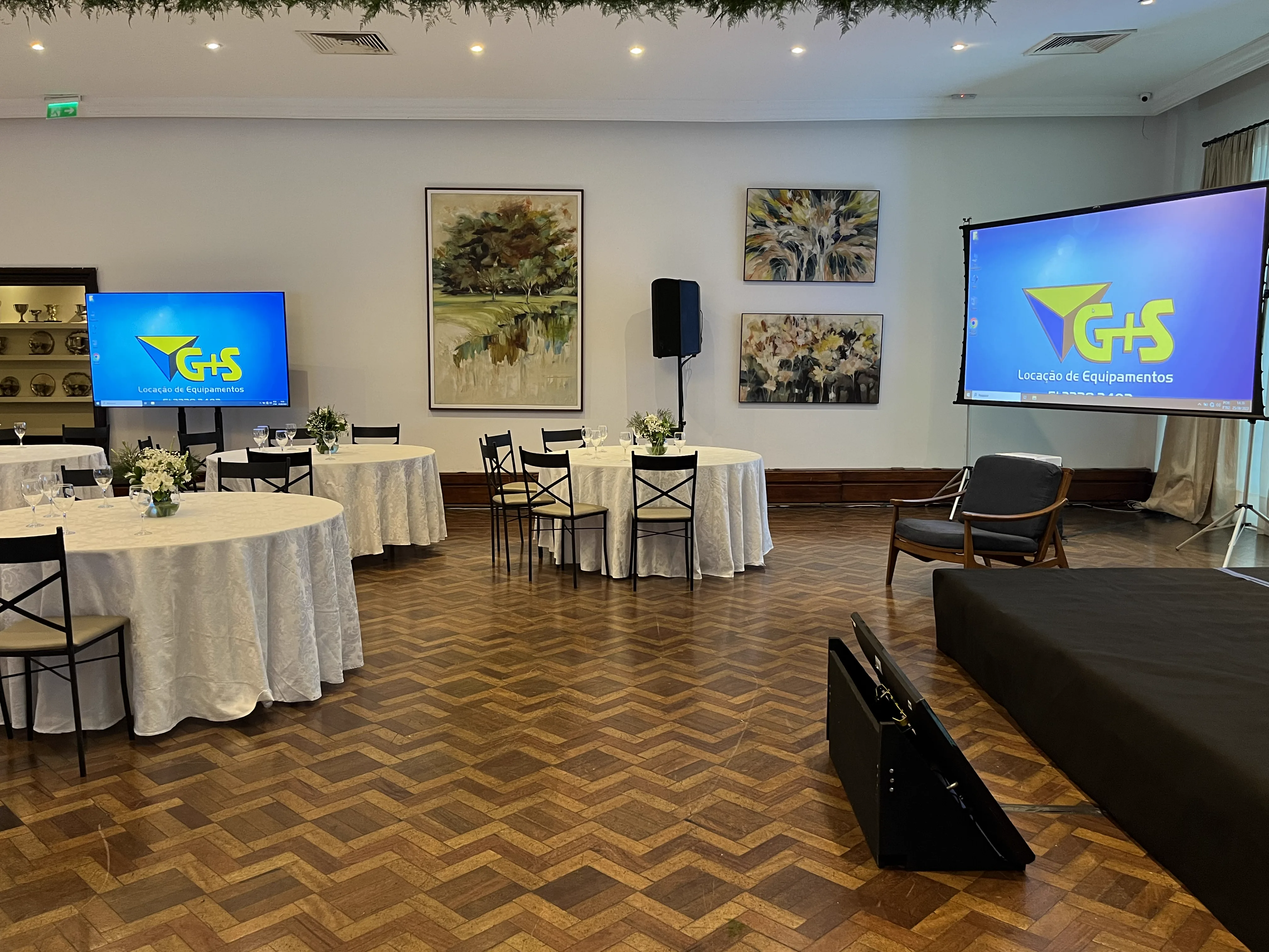 Ambiente de reunião equipado com televisores e sonorização