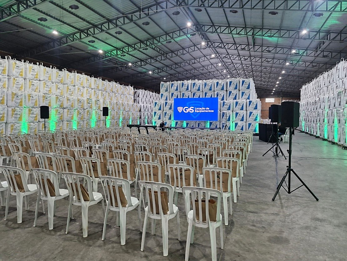 Estrutura com telão de LED e sonorização para grande plenária
