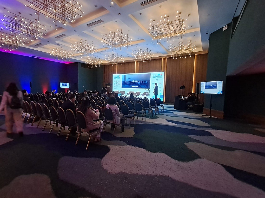 Auditório corporativo com painel de LED e telas de apoio