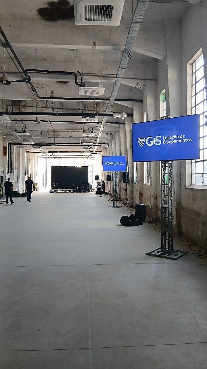 Estrutura de box truss com telas e monitores em pavilhão