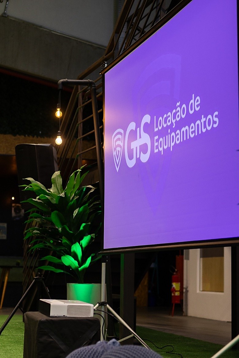 Projetor e tela com ambientação cênica para palestras