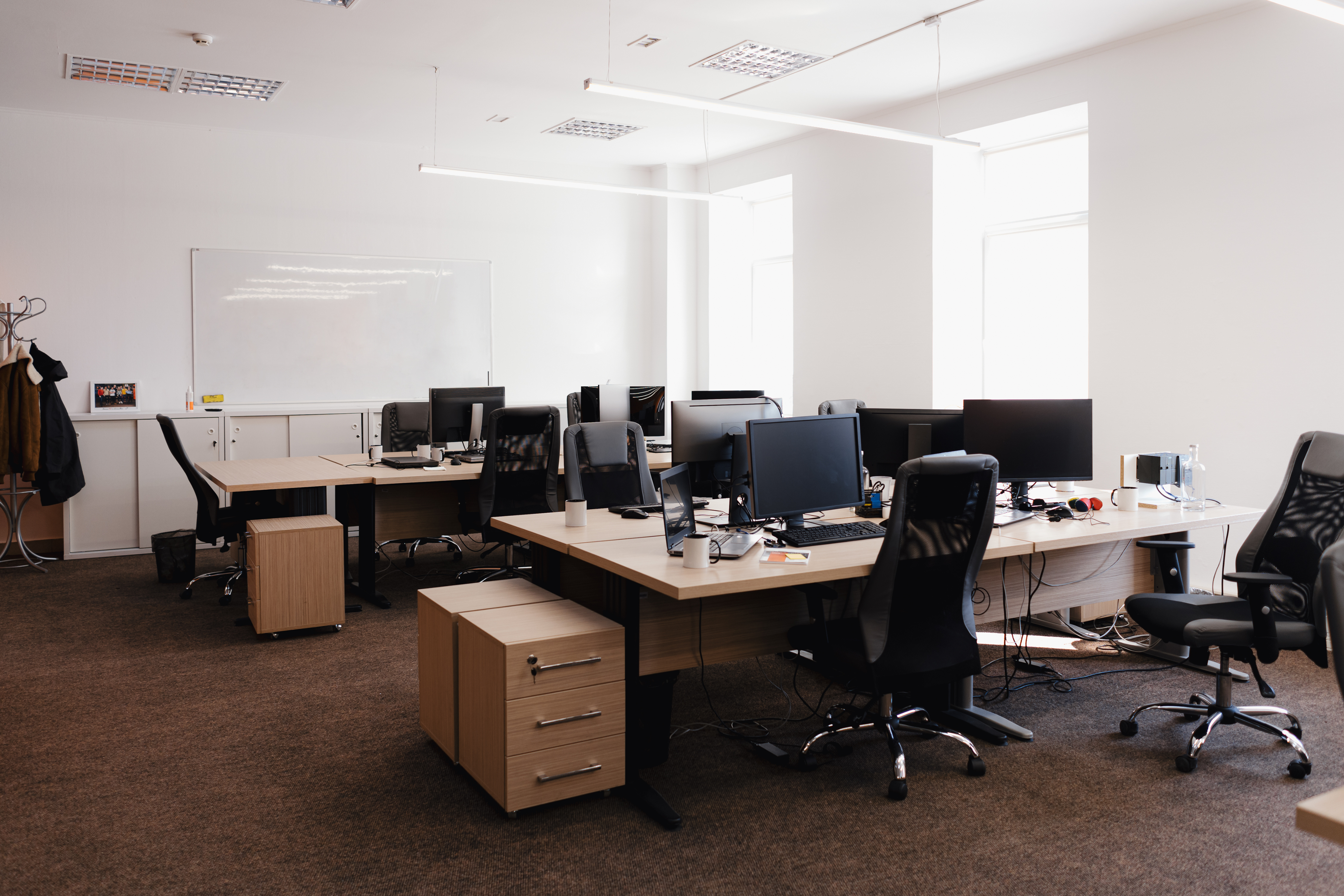 Escritório equipado com computadores e estações de trabalho